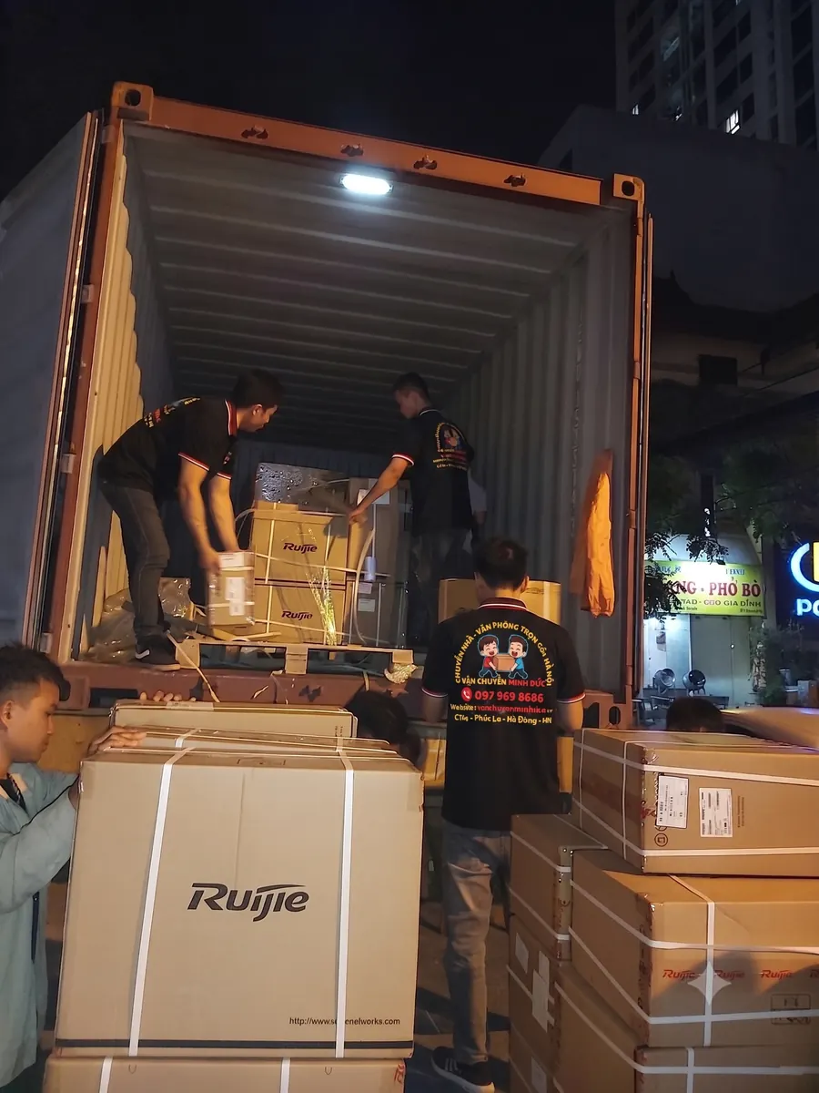 Xếp hàng container ngoài giờ theo kế hoạch